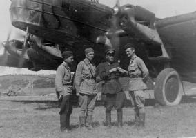 Заместитель командира эскадрильи 325-го авиационного полка майор Катаев Владимир Михайлович с экипажем перед вылетом на задание. 1943 г.