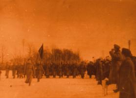 Подразделение действующей армии, в котором служил поручик Пантелин Н.Ф., проходит торжественным маршем перед жителями населённого пункта, где оно было расквартировано.1916 г. Коллекция ф/д. Оп. 4. Ед.хр. 449