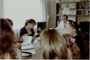 Занятия В.Т. Дорожкиной с одарёнными детьми в Сатинской библиотеке Сампурского района. Апрель 2009 г.