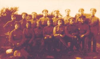 Поручик Пантелин Н.Ф. (в первом ряду третий слева) с группой сослуживцев. 1917 г. Коллекция ф/д. Оп. 4. Ед.хр. 450
