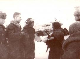 Делегация тамбовских колхозников на митинге во время передачи воинской части самолётов и подарков для бойцов. Декабрь 1942 г.