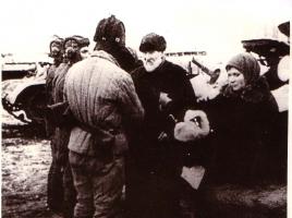 Вручение подарков от колхозников Тамбовской области танкистам Н-ской части. Декабрь 1942 г.