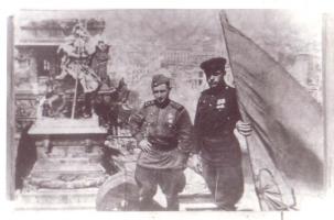 Участник боёв за Берлин, кавалер двух орденов Красной Звезды, В.И. Рубцов на крыше поверженного Рейхстага. Май 1945 г.