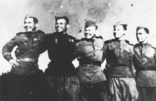 Группа демобилизованных солдат – работников тамбовского завода «Комсомолец», вернувшихся с фронта. 1945 г.