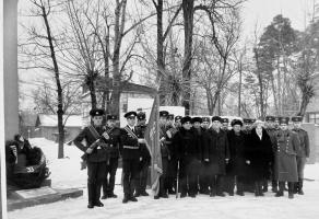 Ветераны Великой Отечественной войны с солдатами Тамбовского гарнизона, на месте формирования 33-й гвардейской дивизии. А.Ю. Завадский – в первом ряду, четвертый справа. Февраль 1985 г. Ф. Р-129. Оп. 1. Д. 132