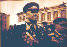 Герой Советского Союза Иван Павлович Славянский (1905-1973), командир батальона 479-го стрелкового полка (3-я гвардейская армия, 1-й Украинский фронт). После войны жил в Тамбове. 1971 г.