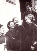 Сандружинницы Тамбовской области накануне отправки на фронт перед зданием областного комитета общества Красного Креста. Сентябрь 1941 г.