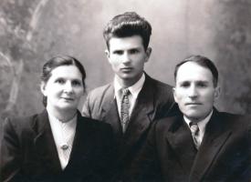 Александр Степанович Чернов с родителями – Александрой Васильевной и Степаном Андреевичем. 1957 г.