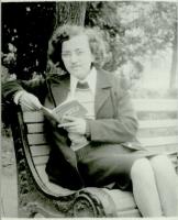 Валентина Тихоновна Дорожкина с первым своим поэтическим сборником «Причастность». 1978 г.