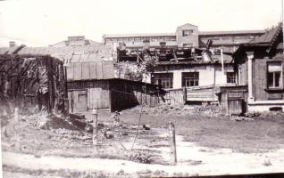Здание горкомхоза на ул. Интернациональной, 83 г. Тамбова, сгоревшее от попадания зажигательных бомб, и одно из зданий завода «Ревтруд», повреждённое фугасными бомбами при налёте немецкой авиации 29 июня 1942 г.