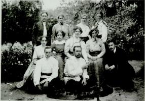 Родители В.В. Жданова в группе друзей в Тамбове. В первом нижнем ряду второй слева – отец, В.В. Жданов, в среднем ряду третья слева – мать, З.В. Жданова. Ранее 1917 г.