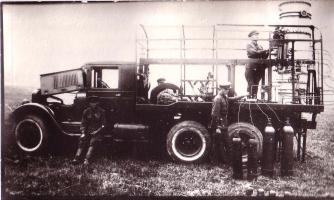 Монтаж кислородной установки на военной машине на тамбовском заводе «Комсомолец». 1943 г.