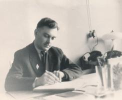 Александр Юрьевич Завадский в рабочем кабинете. 1962 год. Ф. Р-129. Оп. 1. Д. 119. Л. 1