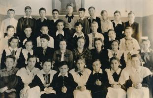 Н.М. Горячкина с учащимися школы № 16. Второй ряд четвертая слева. 1955 год. Ф. Р-151. Оп. 1. Д. 21. Л. 1