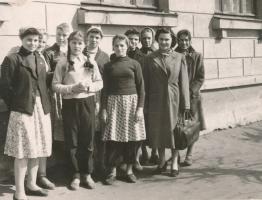 Р.А. Гордеева (справа) с учащимися около школы № 9. 1963 год. Ф. Р-168. Оп. 1. Д. 40. Л. 1