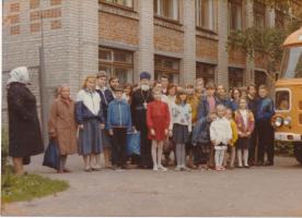 А.Е. Домогатская (третья слева) с учениками воскресной школы при Покровском храме г. Тамбова. 1995 г. Ф. Р-5443. Оп. 1. Д. 54. Л. 2