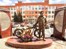 Памятник конструктору мотоциклов П.В. Можарову в Ижевске. Фото из открытого источника.