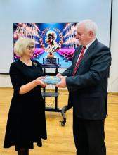 Зав. отделом комплектования, ведомственных архивов и делопроизводства, научно-технической обработки документов Е.В. Карикова и д.т.н., профессор, заслуженный деятель культуры Российской Федерации В.М. Тютюнник. Тамбовская областная универсальная научная библиотека им. А.С. Пушкина. 12.02.2026. Фото предоставлено  ТОУНБ им. А.С. Пушкина.