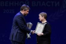 Награждение ведущего архивиста отдела комплектования, ведомственных архивов и делопроизводства, научно-технической обработки документов ГАТО Пучковой Л.Ю. Награду вручает заместитель Главы Тамбовской области Федосеенков Н.Н. 28.01.2026. Автор фото: Б. Тарасов.