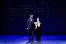 Награждение ведущего архивиста отдела комплектования, ведомственных архивов и делопроизводства, научно-технической обработки документов ГАТО Пучковой Л.Ю. Награду вручает заместитель Главы Тамбовской области Федосеенков Н.Н. 28.01.2026. Автор фото: Б. Тарасов.